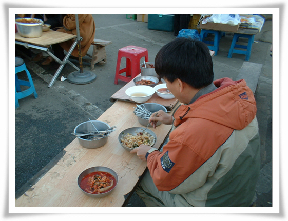 한 그릇에 1~2천원하는 시장 먹거리는 아주 별미다. 보리밥에 된장국을 비벼서 먹는 손님 